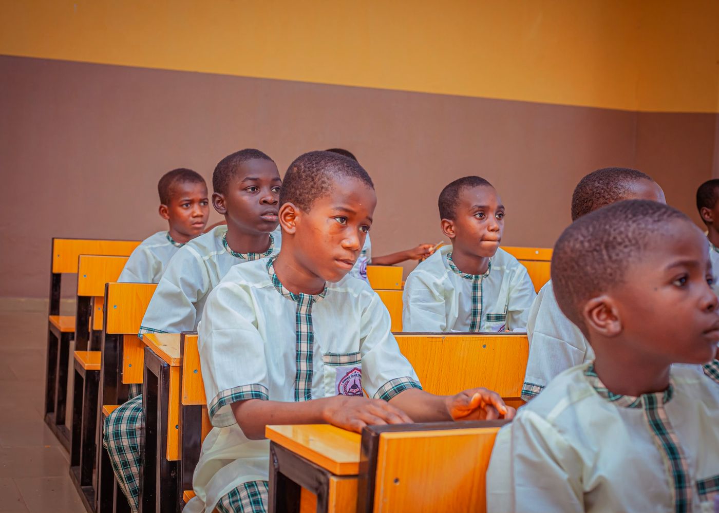 Primary pupils in the cream jalabiya with green checked trim
